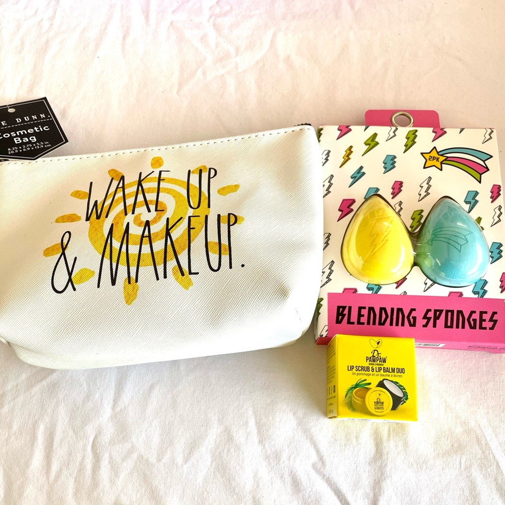 Cosmetic bag  and goodies by Rae Dunn. 🌤🌤